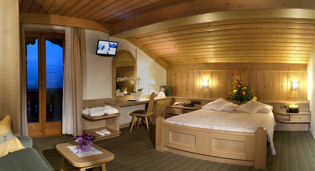 Hotel Ladinia Dolomites View Pozza di Fassa Oda fotoğraf
