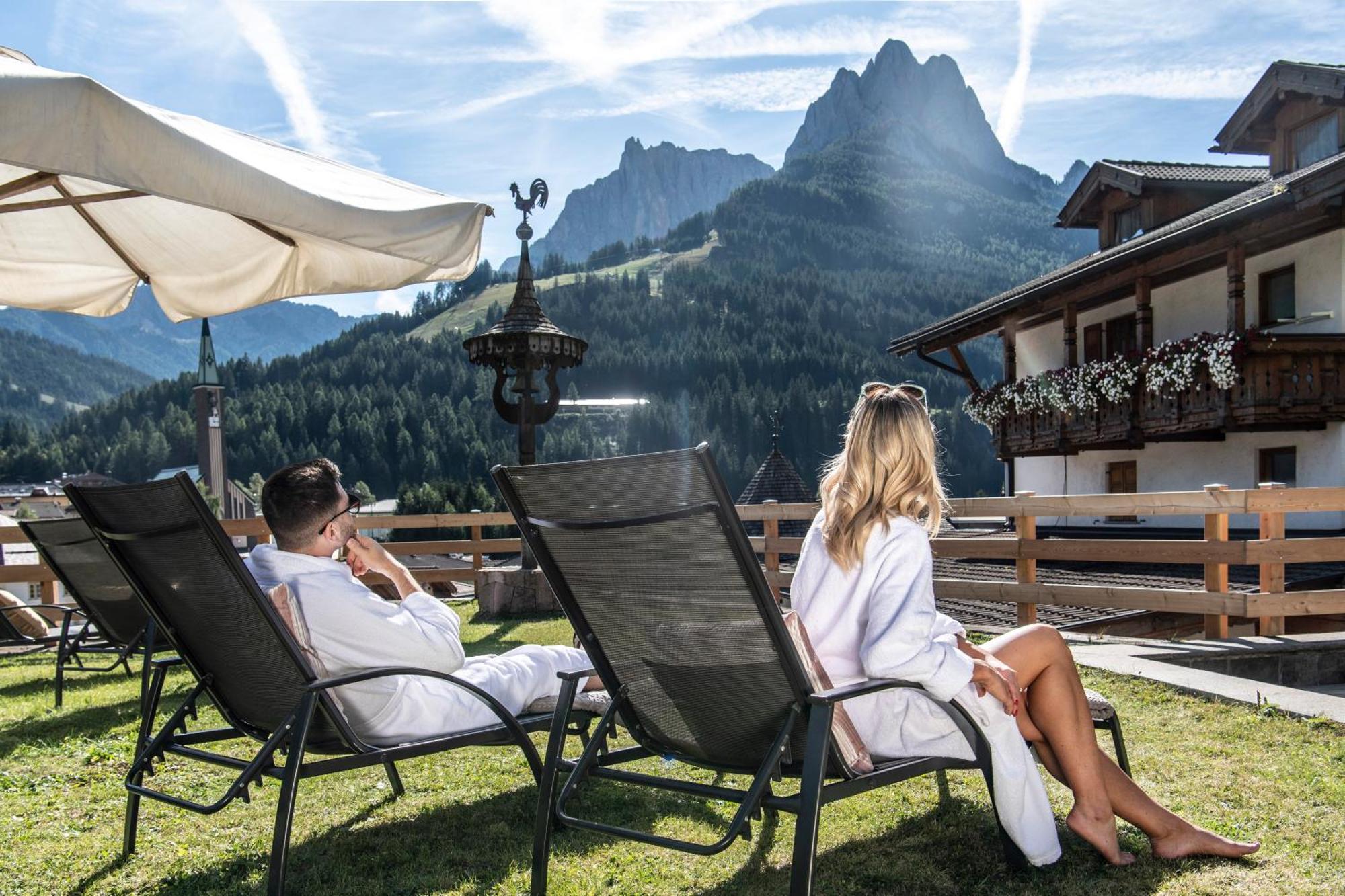 Hotel Ladinia Dolomites View Pozza di Fassa Dış mekan fotoğraf