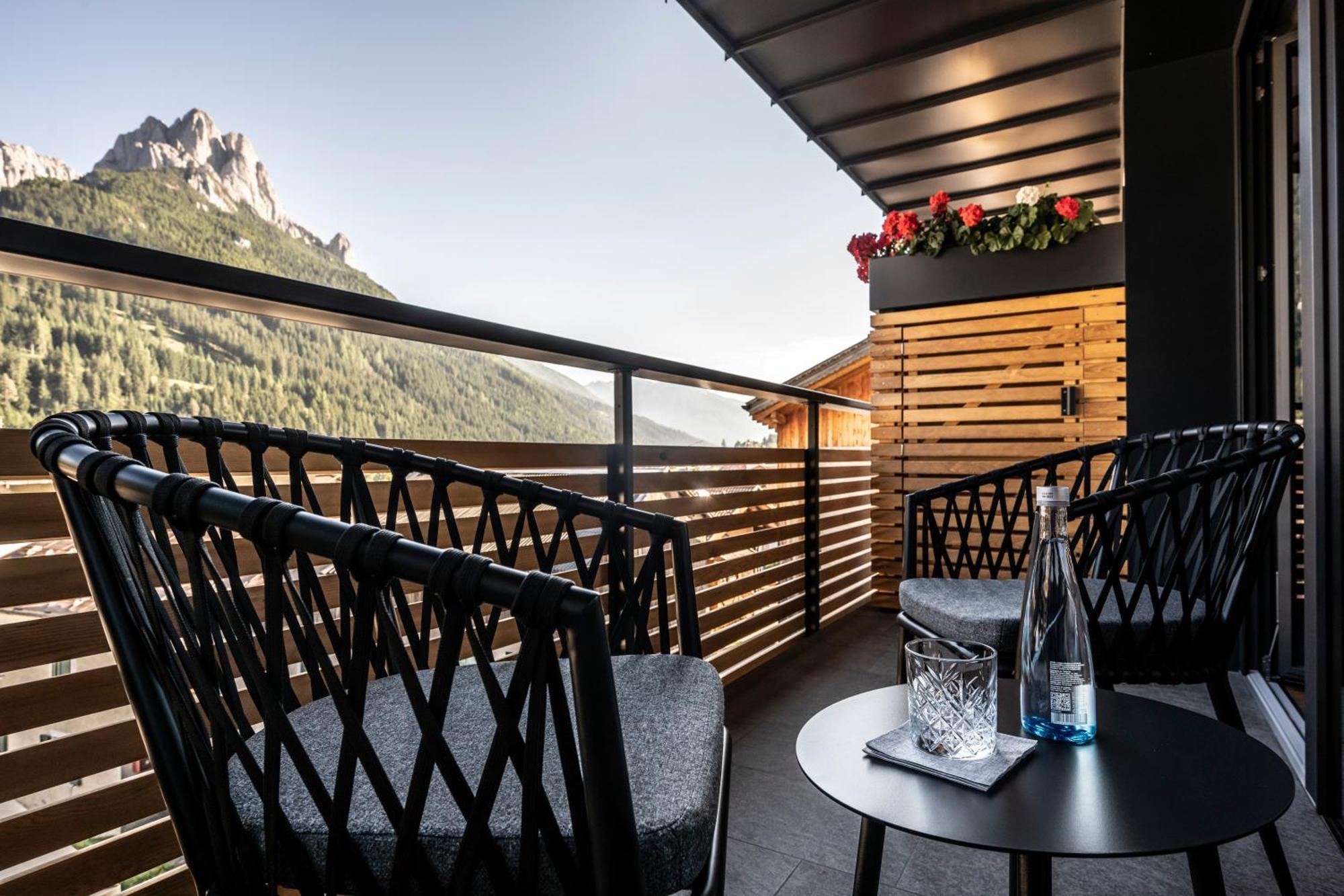 Hotel Ladinia Dolomites View Pozza di Fassa Dış mekan fotoğraf